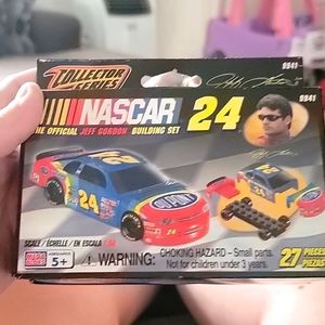 Mega bloks Nascar official Jeff Gordon Building set. Vintage 1999 set 27 piece.